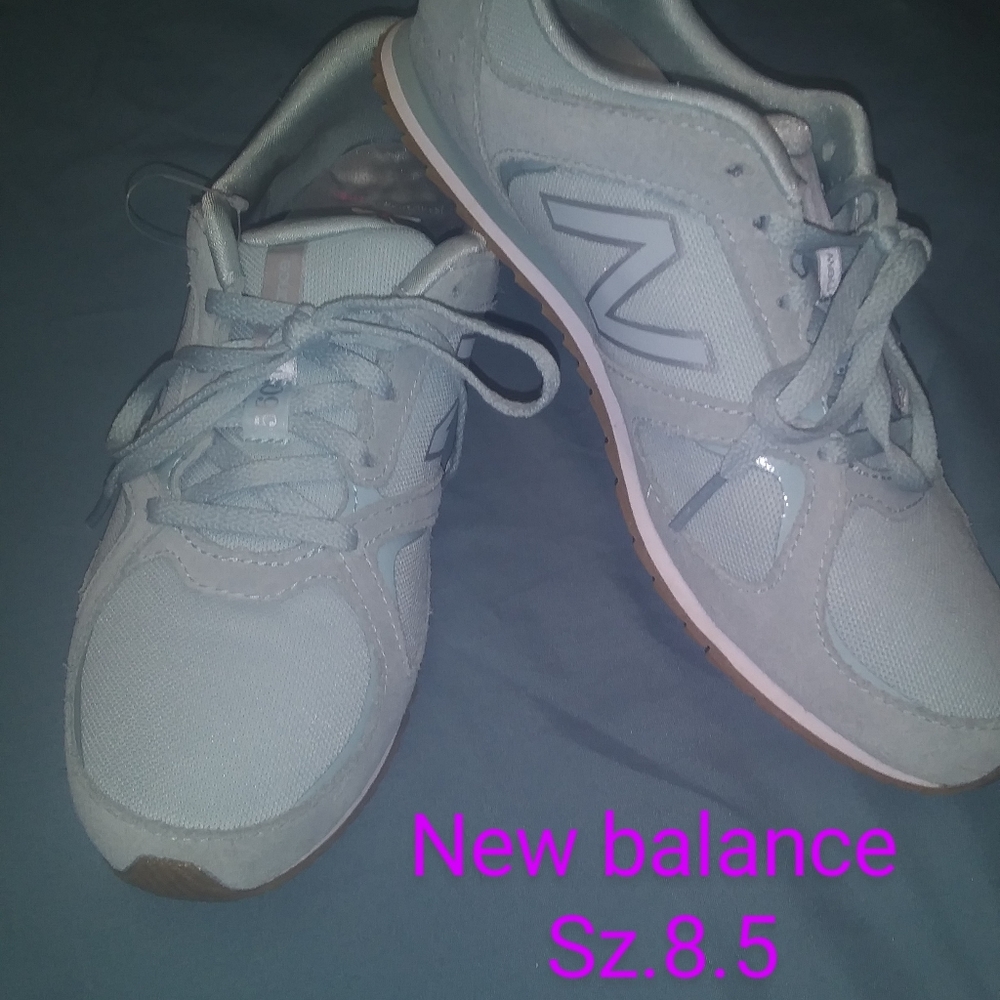 New balance tennis shoes